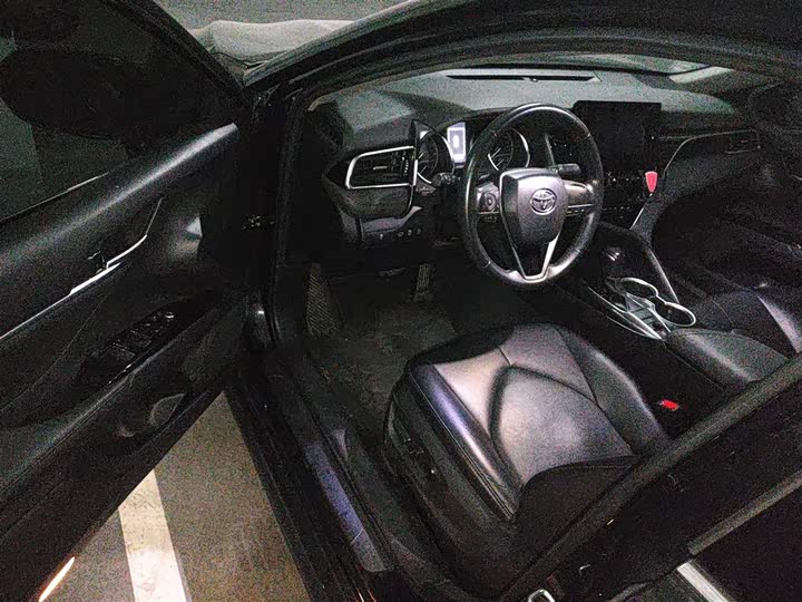 Фото 14 - Toyota Camry