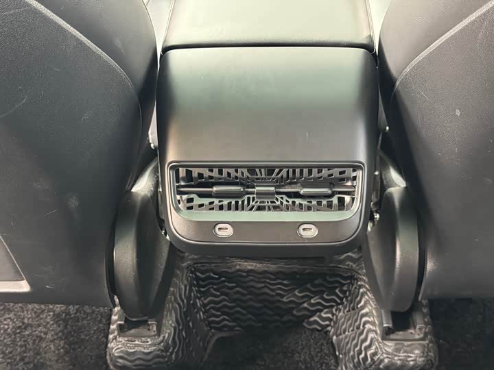 Фото 14 - Tesla Model Y