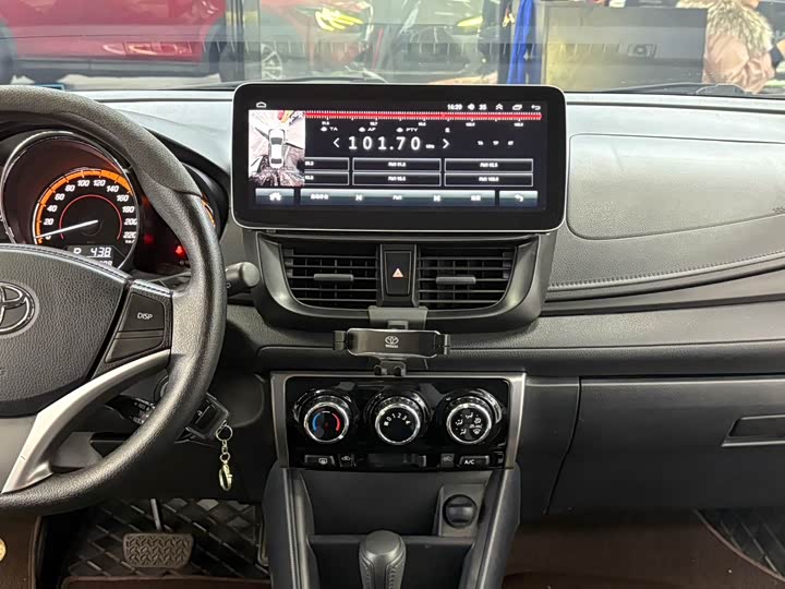 Фото 10 - Toyota Yaris L Hatchback