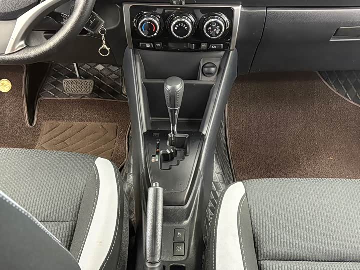 Фото 11 - Toyota Yaris L Hatchback