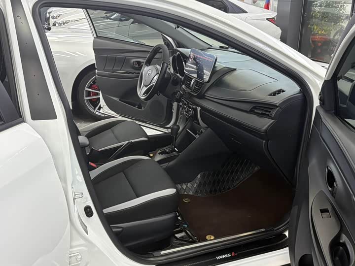 Фото 12 - Toyota Yaris L Hatchback