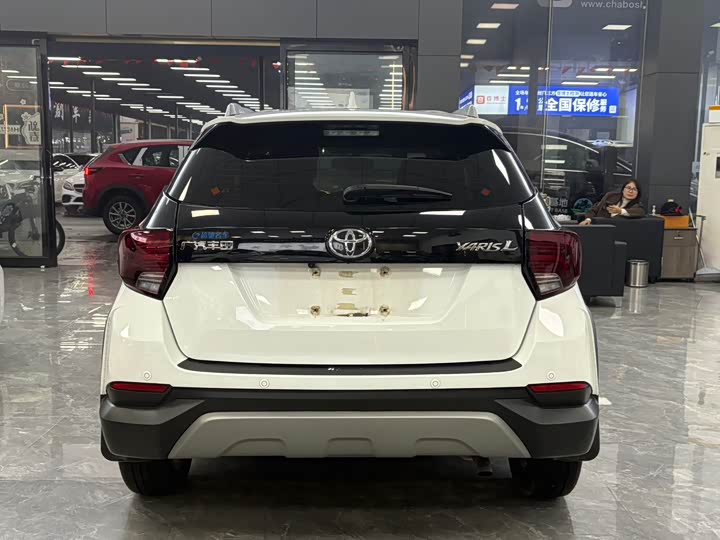 Фото 14 - Toyota Yaris L Hatchback