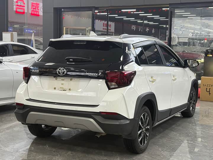 Фото 15 - Toyota Yaris L Hatchback