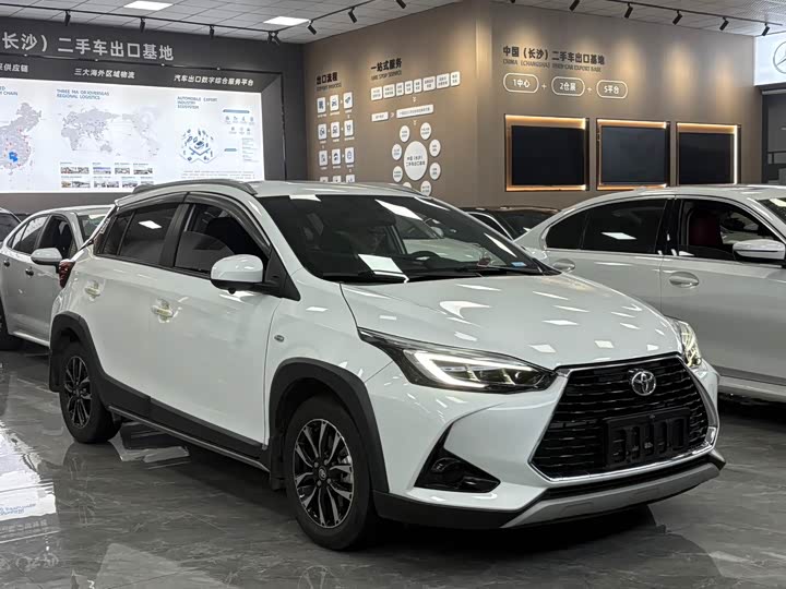 Фото 3 - Toyota Yaris L Hatchback