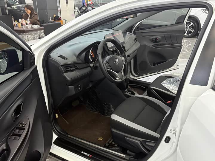 Фото 5 - Toyota Yaris L Hatchback