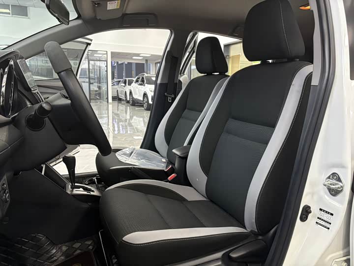 Фото 6 - Toyota Yaris L Hatchback