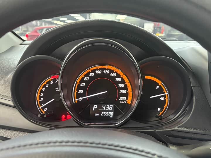 Фото 7 - Toyota Yaris L Hatchback