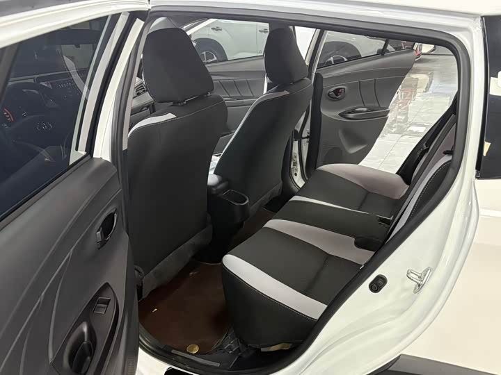 Фото 8 - Toyota Yaris L Hatchback