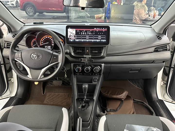 Фото 9 - Toyota Yaris L Hatchback