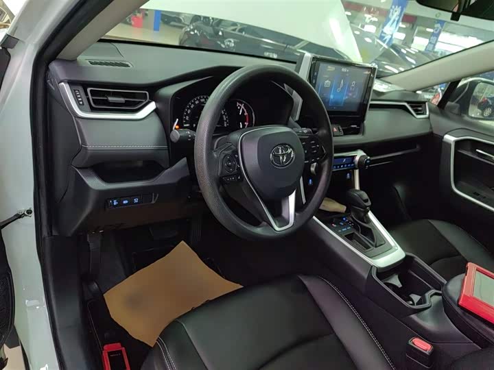 Фото 10 - Toyota RAV4