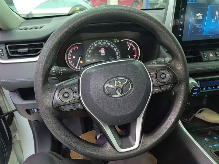 Фото 11 - Toyota RAV4