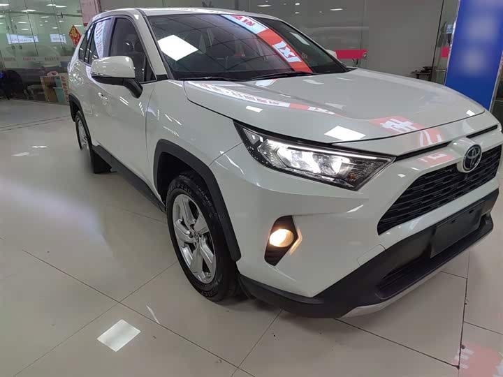 Фото 4 - Toyota RAV4