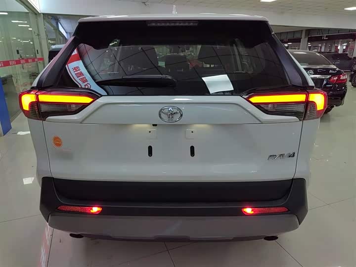 Фото 6 - Toyota RAV4