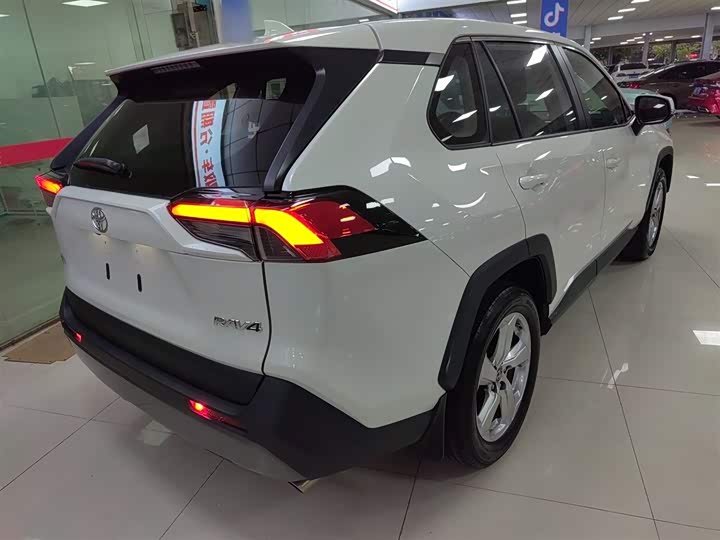 Фото 7 - Toyota RAV4