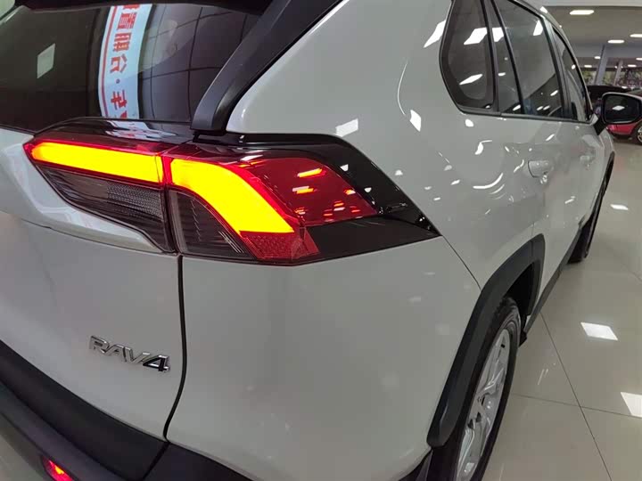 Фото 8 - Toyota RAV4