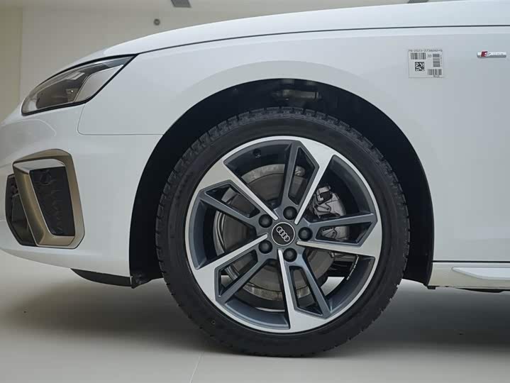 Фото 15 - Audi A4L