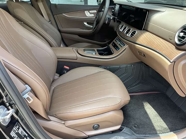 Фото 2 - Mercedes-Benz E-Class