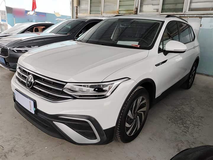 Фото 2 - Volkswagen Tiguan L Pro