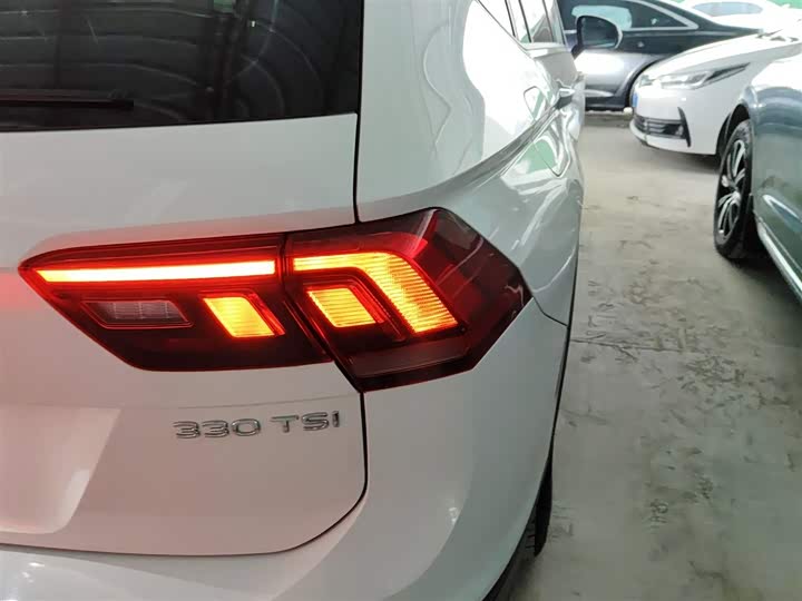 Фото 8 - Volkswagen Tiguan L Pro