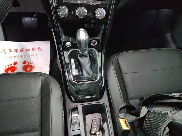 Фото 14 - Volkswagen T-Roc