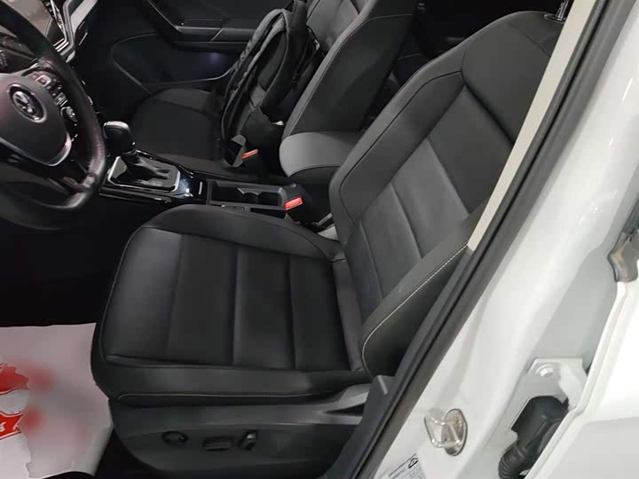 Фото 15 - Volkswagen T-Roc