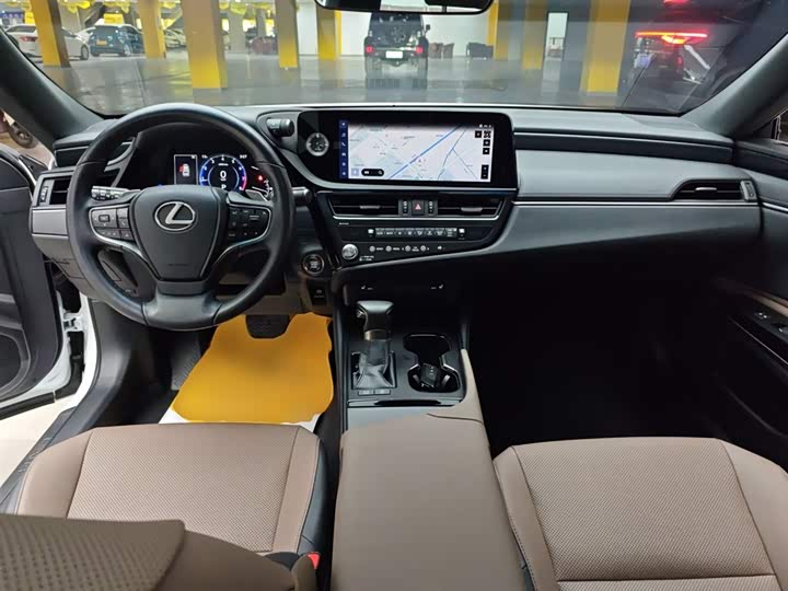 Фото 10 - Lexus ES