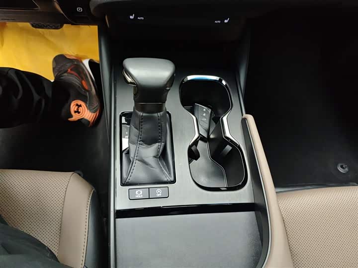 Фото 14 - Lexus ES