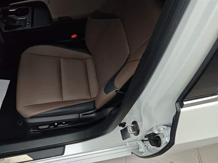 Фото 15 - Lexus ES