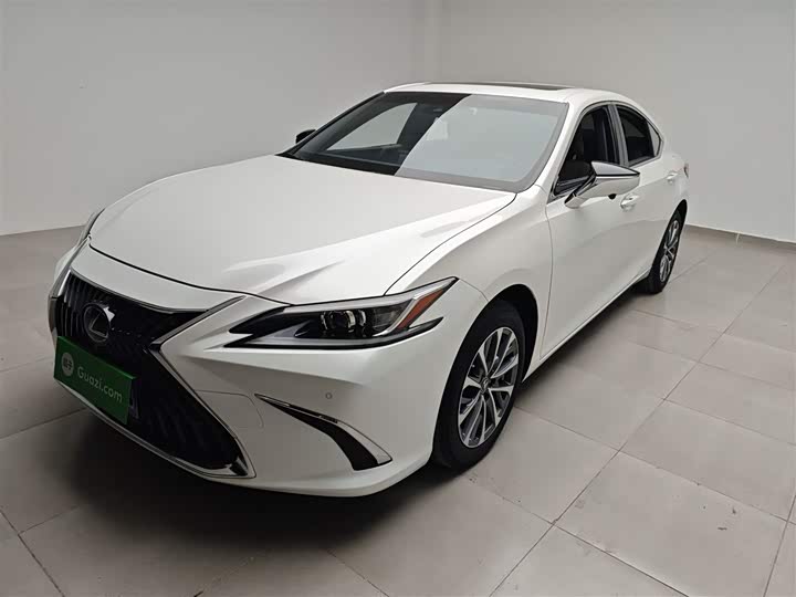 Фото 2 - Lexus ES