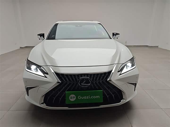 Фото 3 - Lexus ES