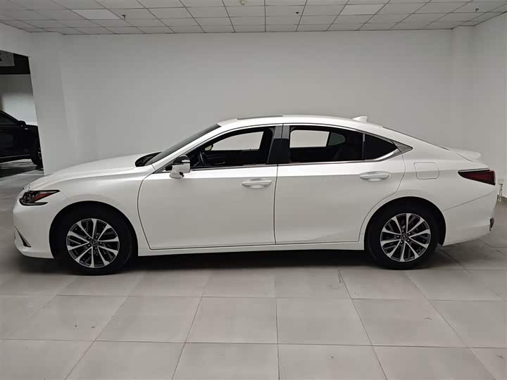 Фото 5 - Lexus ES