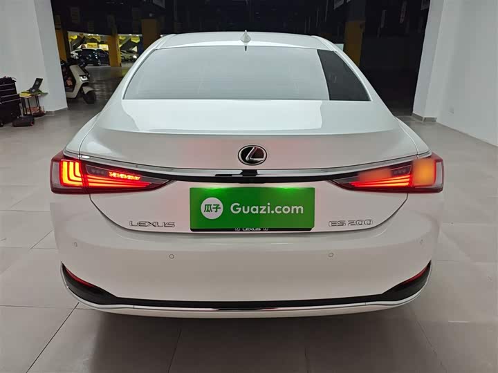 Фото 6 - Lexus ES