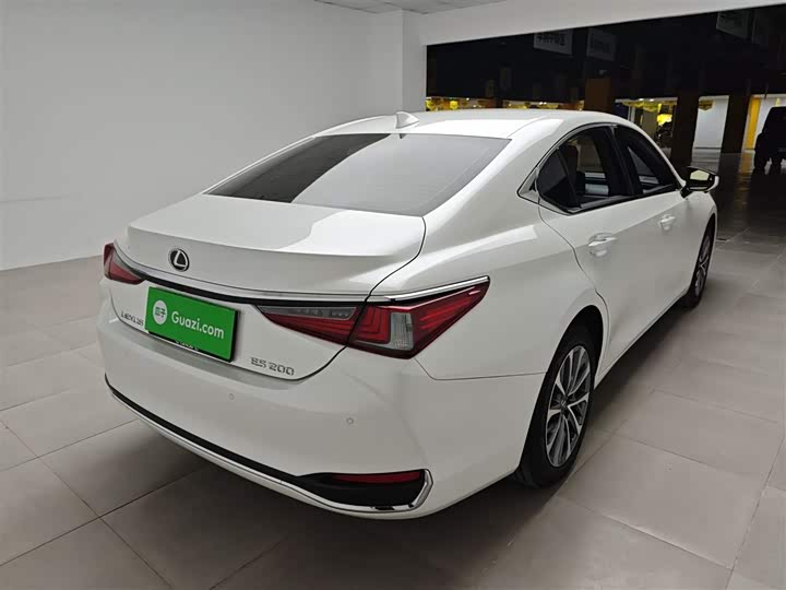 Фото 7 - Lexus ES