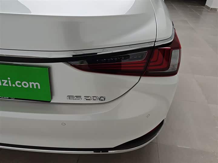 Фото 8 - Lexus ES