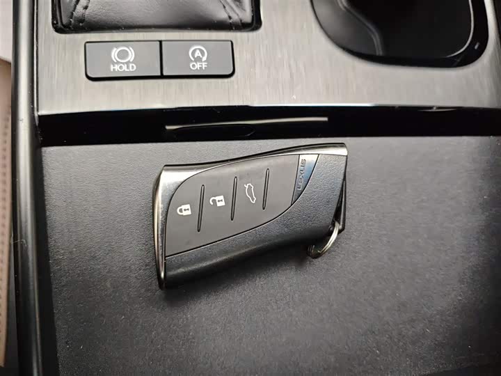 Фото 9 - Lexus ES