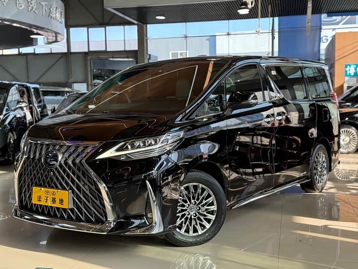 Фото 1 - Lexus LM