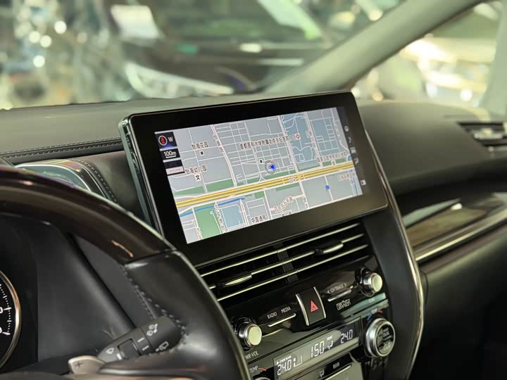 Фото 10 - Lexus LM