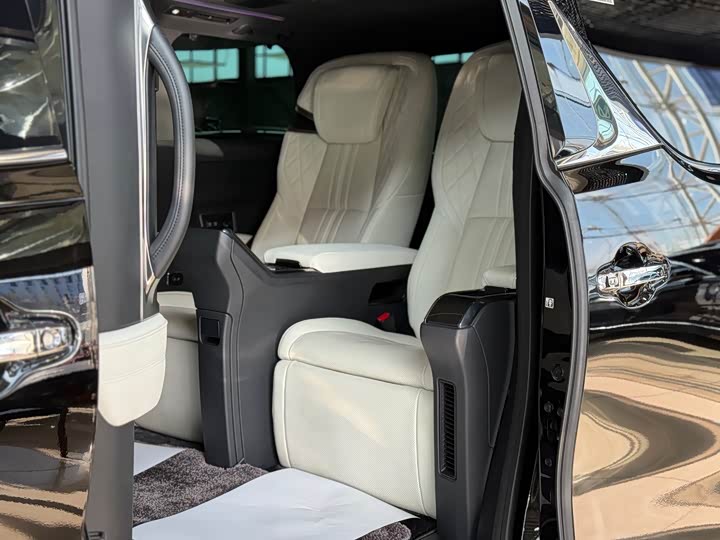 Фото 13 - Lexus LM