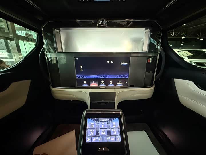 Фото 15 - Lexus LM