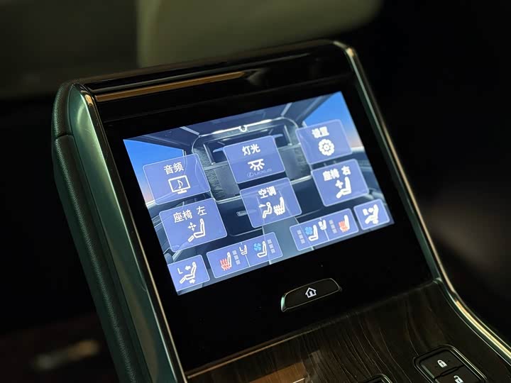 Фото 16 - Lexus LM