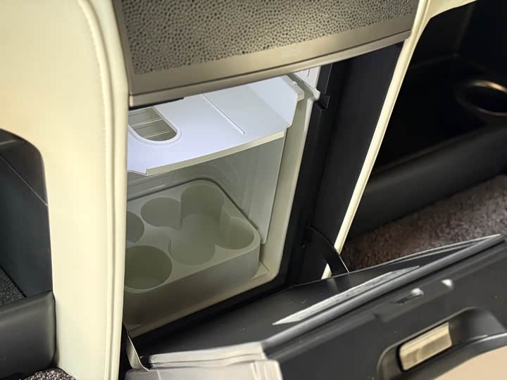 Фото 18 - Lexus LM