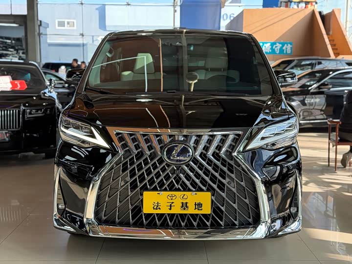 Фото 2 - Lexus LM