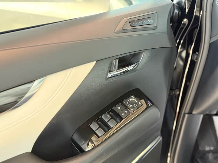 Фото 7 - Lexus LM