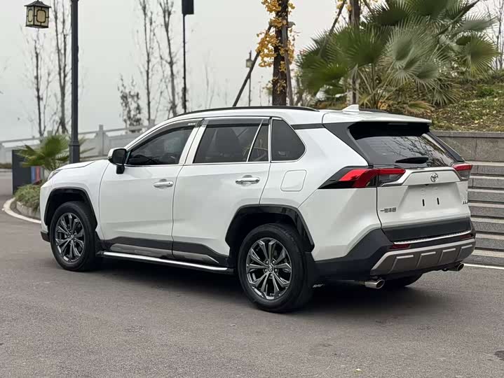 Фото 4 - Toyota RAV4