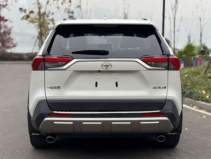 Фото 5 - Toyota RAV4