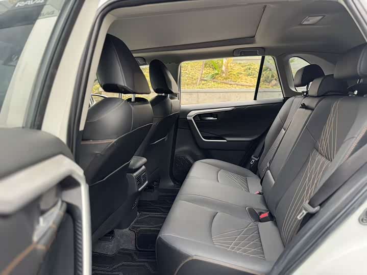 Фото 6 - Toyota RAV4