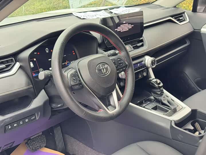 Фото 8 - Toyota RAV4