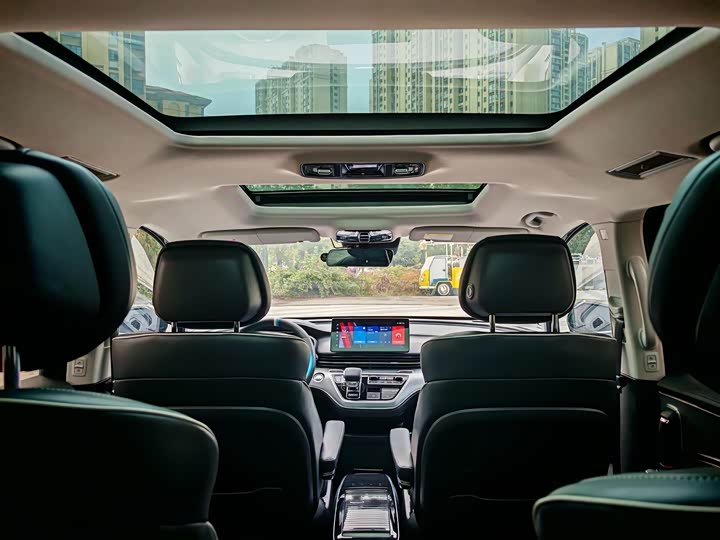 Фото 8 - Roewe iMax 8