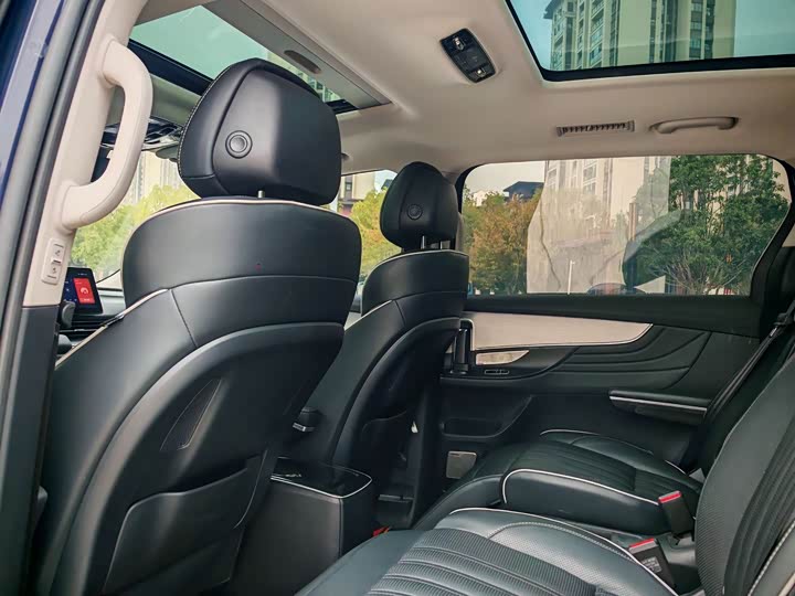 Фото 9 - Roewe iMax 8