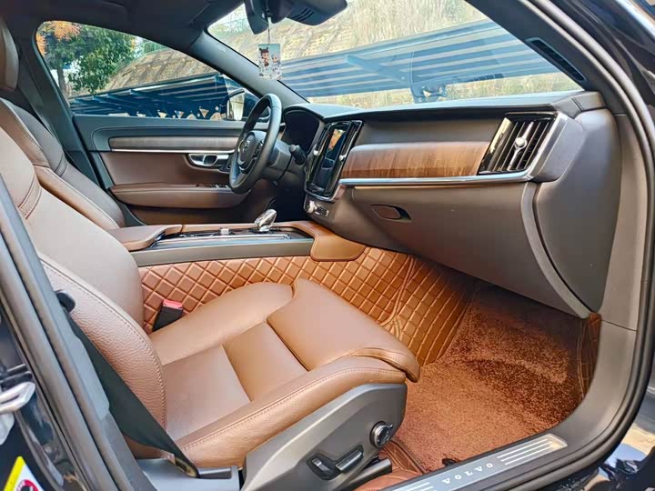 Фото 10 - Volvo S90